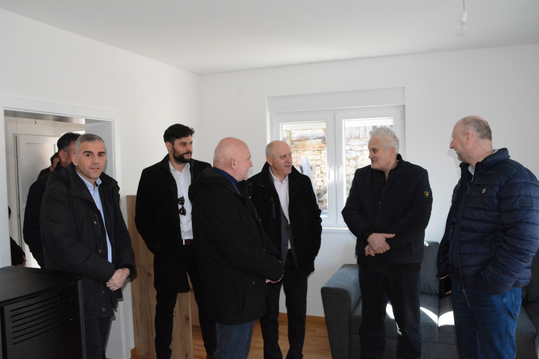 Ministar Bačić obišao novu zamjensku kuću u Jakšincu i gradilište konstrukcijske obnove